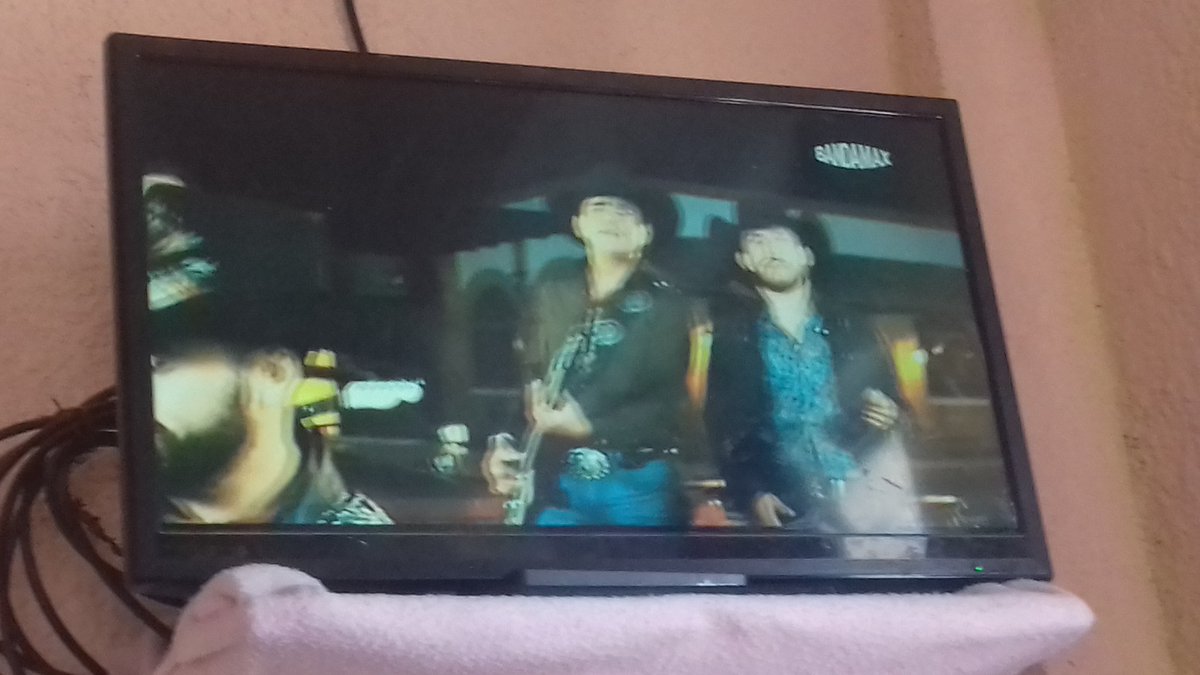 BlanchCalvillo's tweet photo. Como cuando @TvBandamax  te pone el sabado de buenas cambialeeeee @grupolaleyenda @LosClaxons  #CreoQueNo https://t.co/tm7MGeqmKI