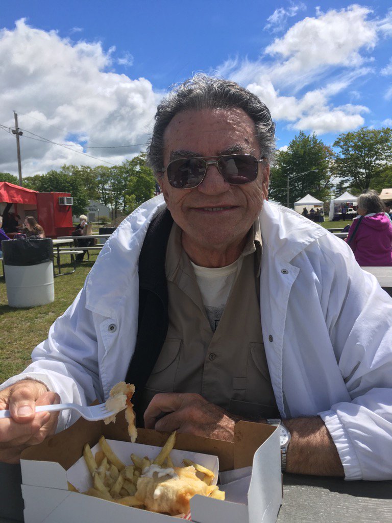 Haugmoen's tweet photo. Of course the sun came out for lunch. Obligatory fish and chips! #FiberFrolic #Maine https://t.co/HLCbCxnC8P