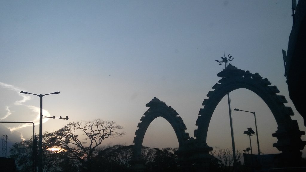 mahajournalist's tweet photo. ஏனோ அண்ணா நினைவு நுழைவாயில் நியாபகம் வந்தது.. #annaarch #annanagar https://t.co/57BYx5hEM6