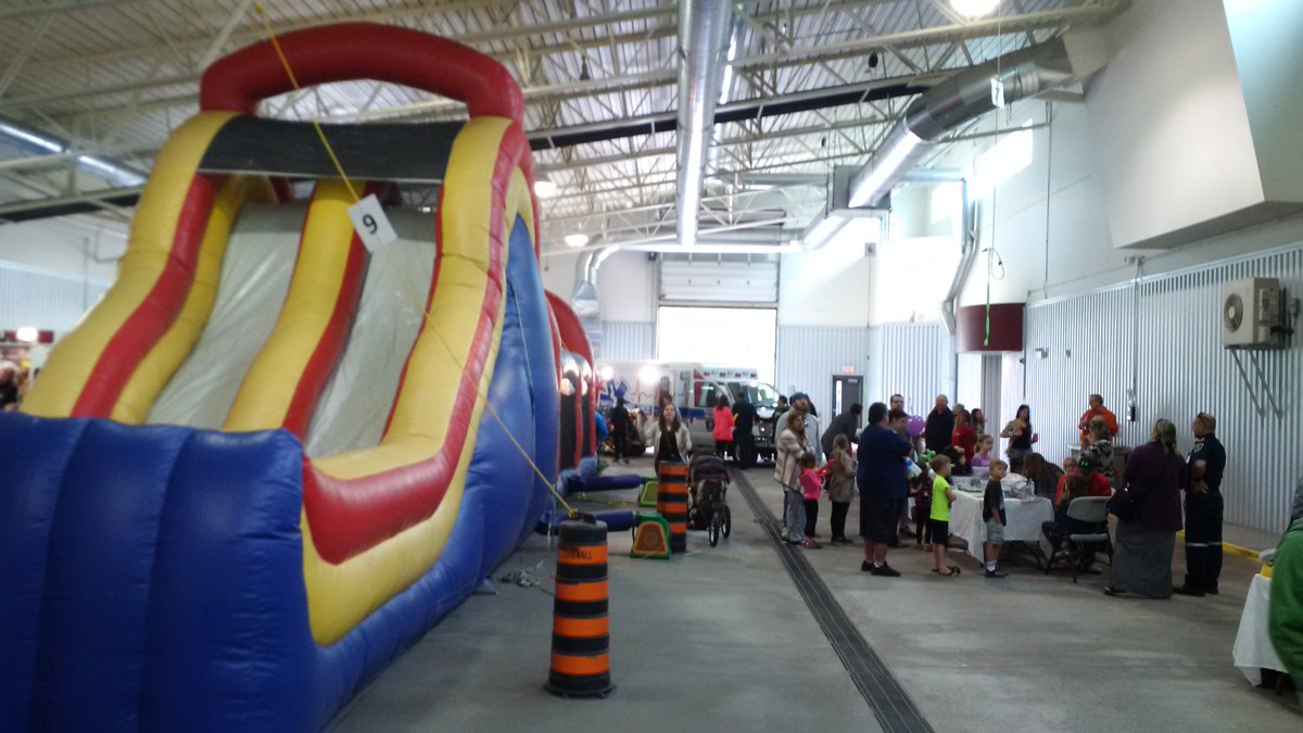 Lots of activities inside the EMS base on Campbell St. https://t.co/W4wjRk9y4r