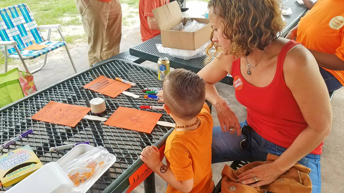 LettersFromLO's tweet photo. #wearorange #wearorangestpete #wearorangestpete2017 @MomsDemand https://t.co/GAOgYJl97l
