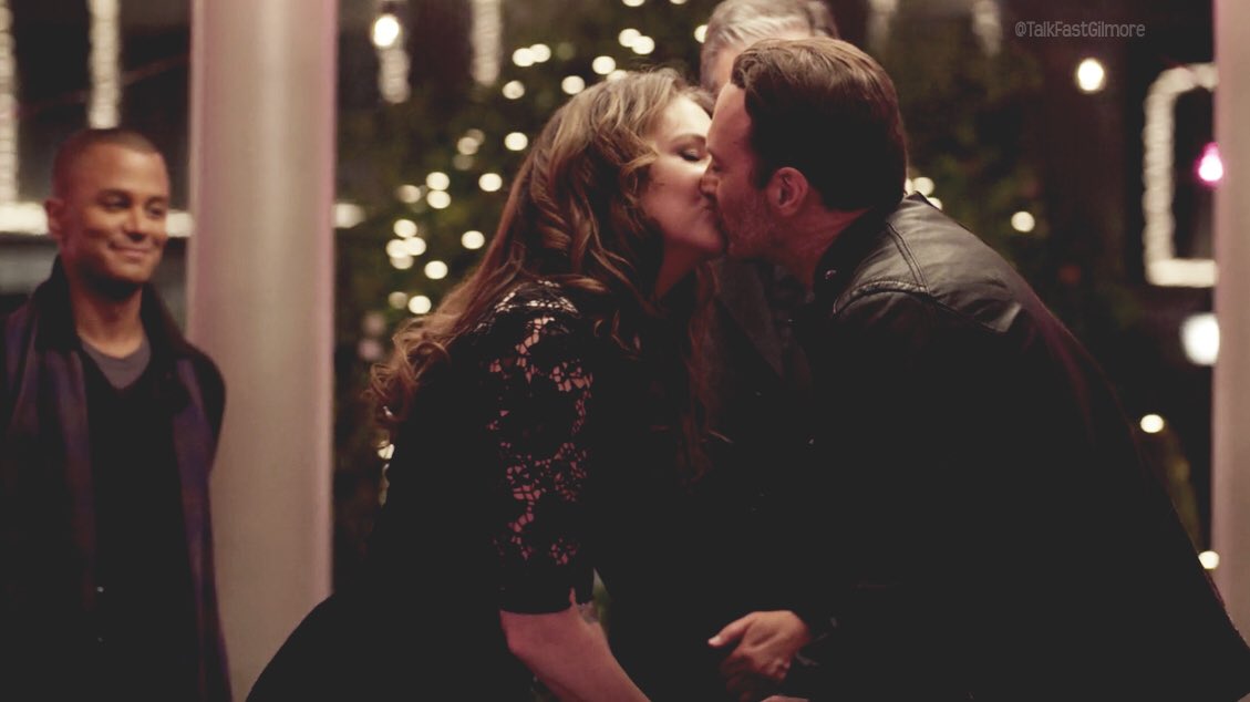 TalkFastGilmore's tweet photo. June 3rd. Can you believe this finally happened? #GilmoreGirls https://t.co/BpwjxjoHKo