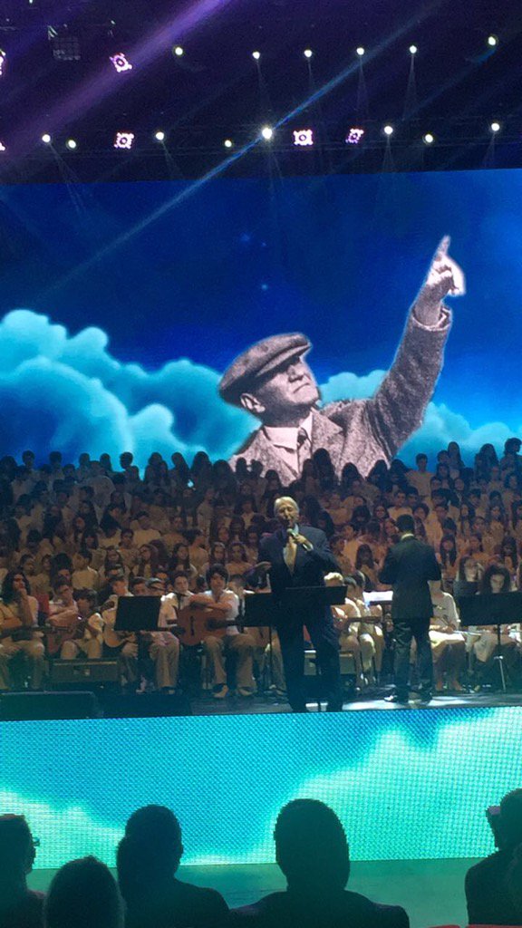 EnverYucel's tweet photo. Ümit Tokcan Ata mızın  sevdiği  türküleri okudu https://t.co/eB2tmrrDSb