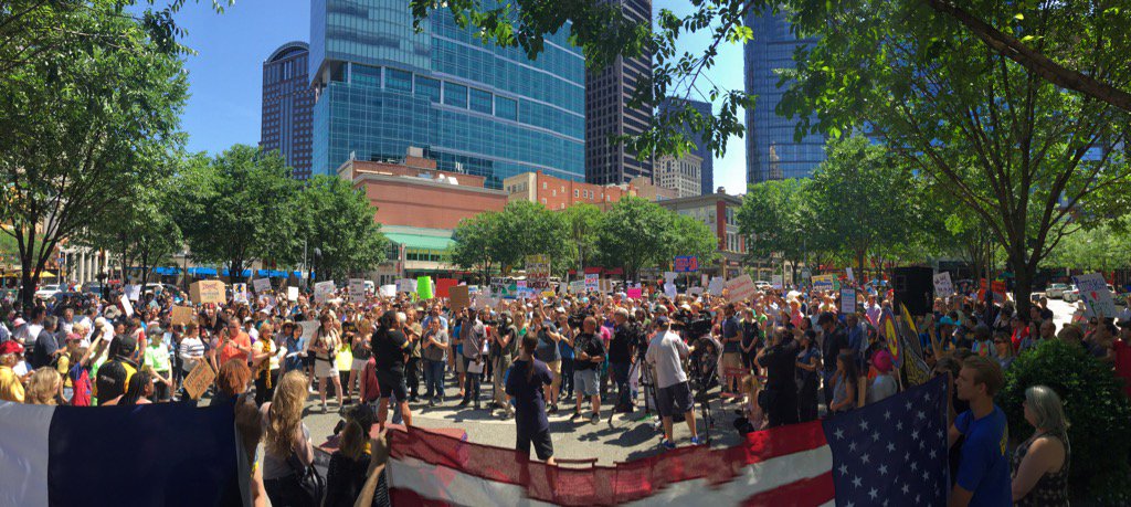 billpeduto's tweet image. Pittsburghers march for truth, science &amp;amp; with 175 US cities &amp;amp; the world in support of the Paris Agreement