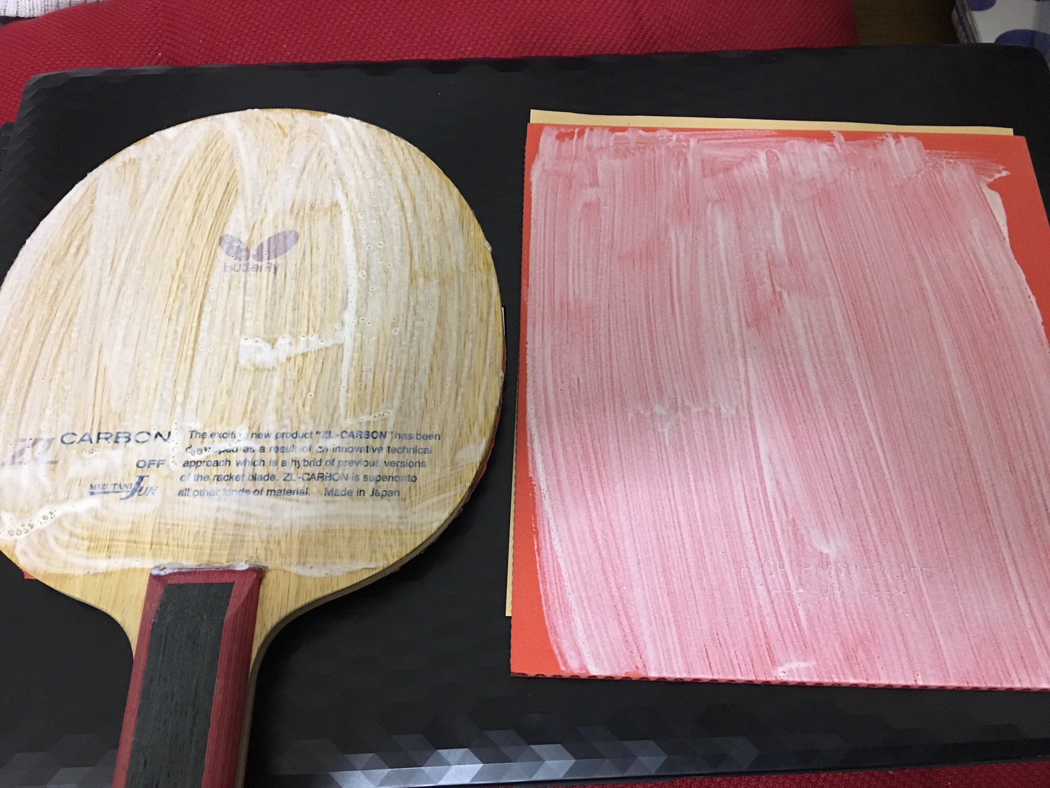 ট ইট র 工藤麻友里 ぴーちゃん 卓球のラバーをなまら久々に張り替えました ラケットとラバー をくっつける専用のノリ塗って 乾いたら貼ります 貼り方失敗するとここでやり直しです あとはラケットの大きさに合わせて切れば出来上がりです 切るの得意で