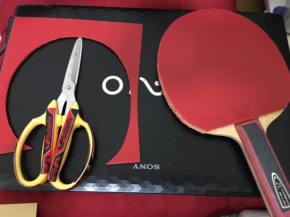 ট ইট র 工藤麻友里 ぴーちゃん 卓球のラバーをなまら久々に張り替えました ラケットとラバー をくっつける専用のノリ塗って 乾いたら貼ります 貼り方失敗するとここでやり直しです あとはラケットの大きさに合わせて切れば出来上がりです 切るの得意で