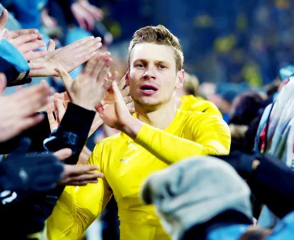 19:09

Happy birthday to my man, my Polish man  Lukasz Piszczek and to Mario Götze 