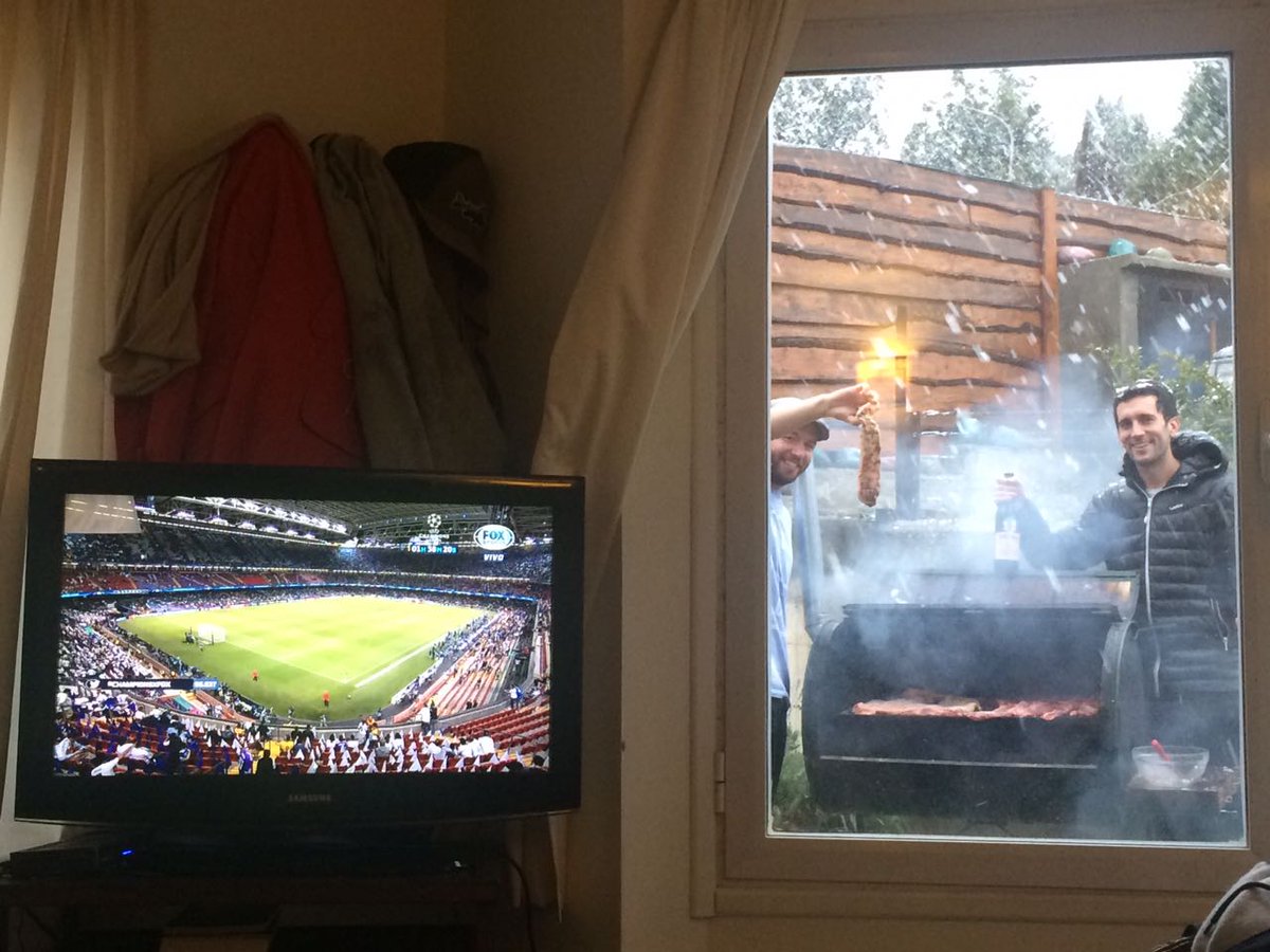 tibur's tweet photo. Asado bajo la nevada en Bariloche, aguante #ChampionsxFOX https://t.co/H9HbWlzbSM
