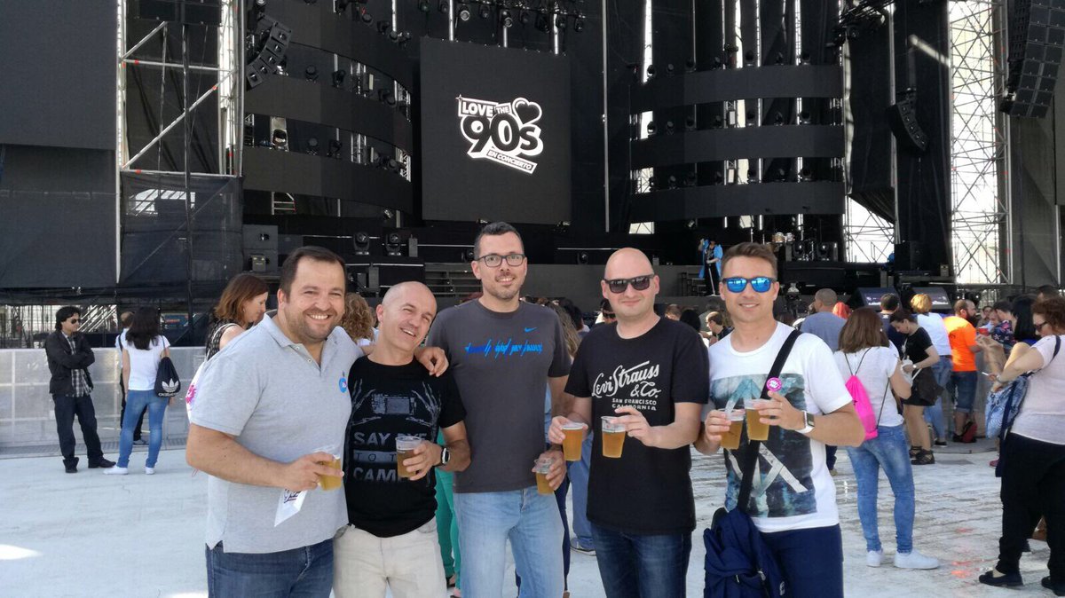 adolphone5's tweet photo. Vamosss !!!!  #LOVETHE90sVlc https://t.co/1IUC5H7DFN