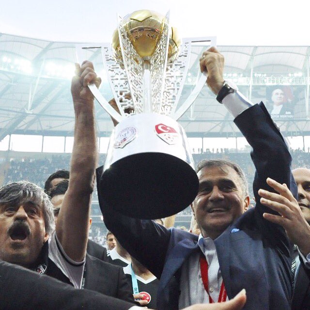Besiktas's tweet photo. Kupa Teknik Direktörümüz Şenol Güneş'in ellerinde... 🏆👏 https://t.co/3QzLfmD2rD