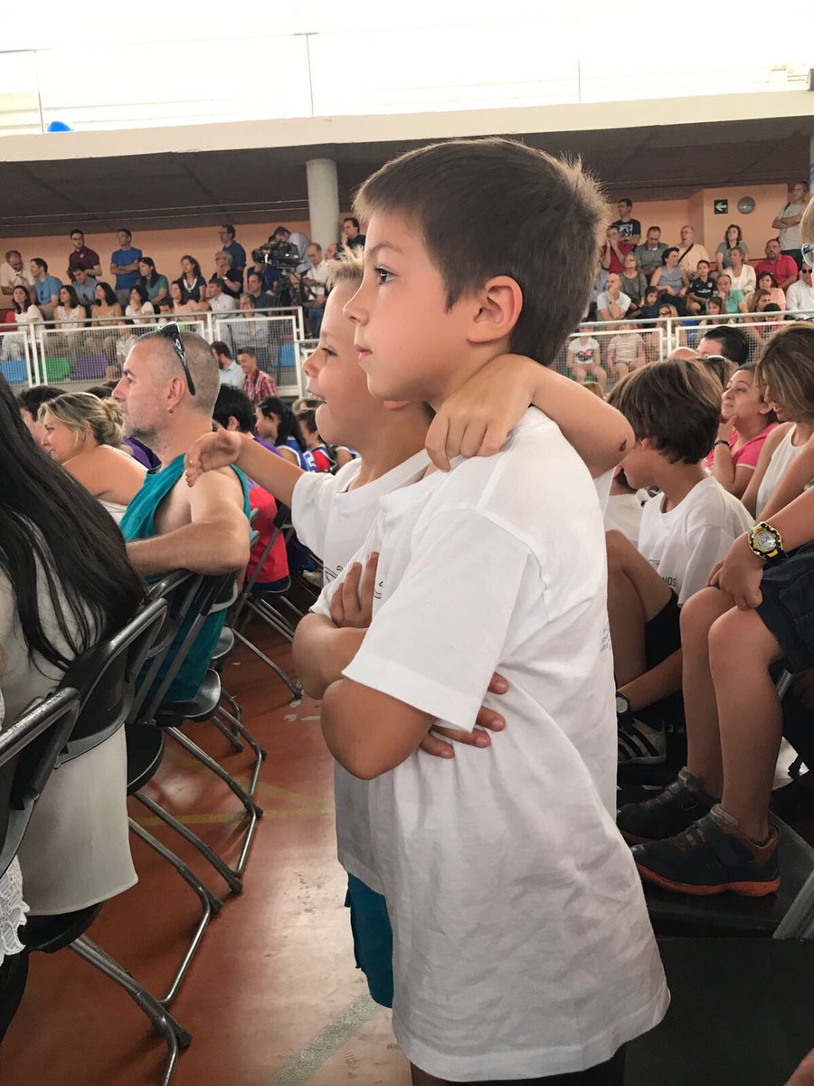 salesianosatoch's tweet photo. Nuestros Prebenjamines recogiendo el trofeo, en la ceremonia de clausura de la liga de Escuelas Católicas de Madrid https://t.co/t9CoH4lAe6