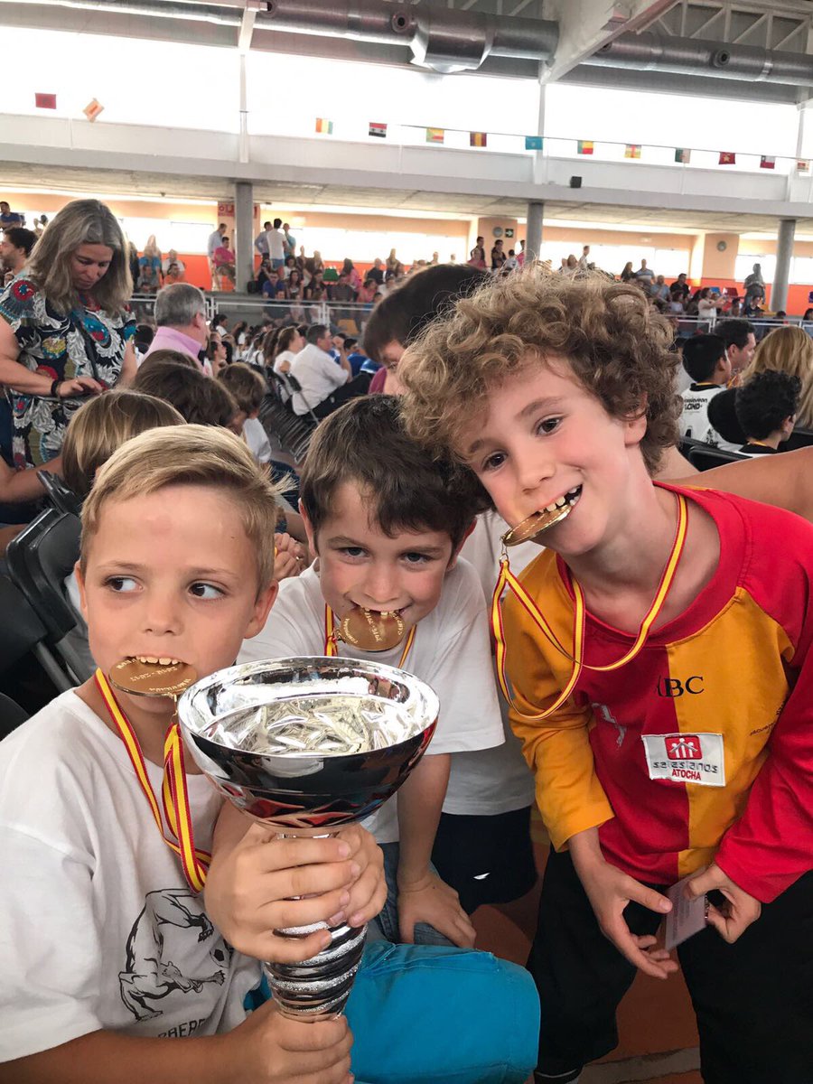 salesianosatoch's tweet photo. Nuestros Prebenjamines recogiendo el trofeo, en la ceremonia de clausura de la liga de Escuelas Católicas de Madrid https://t.co/t9CoH4lAe6