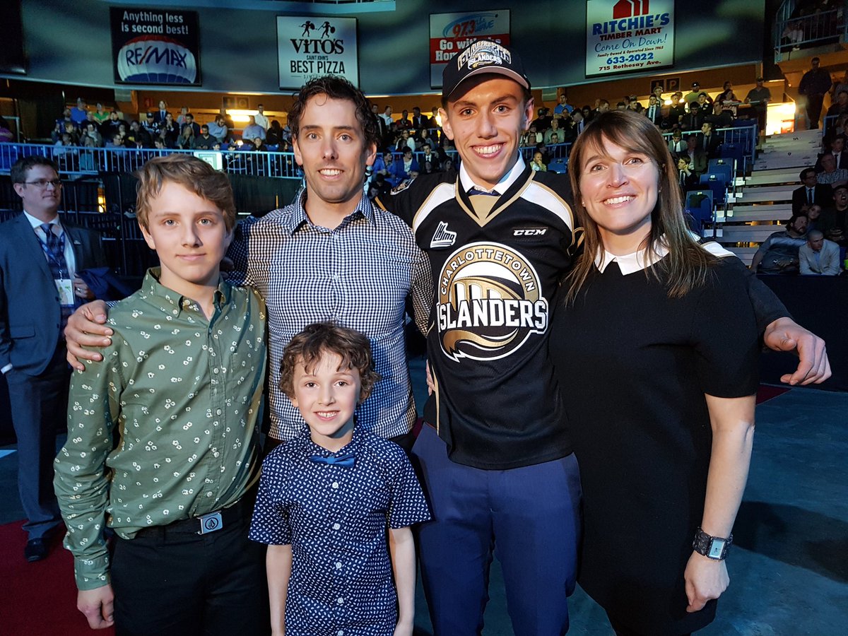 RLevesque_src's tweet photo. La famille d'Antoine Leblanc de Ste-Luce, le bonheur d'une sélection par @IslandersHKY Charlottetown. Autres @Albatroscnd https://t.co/iZF8RoXjRf