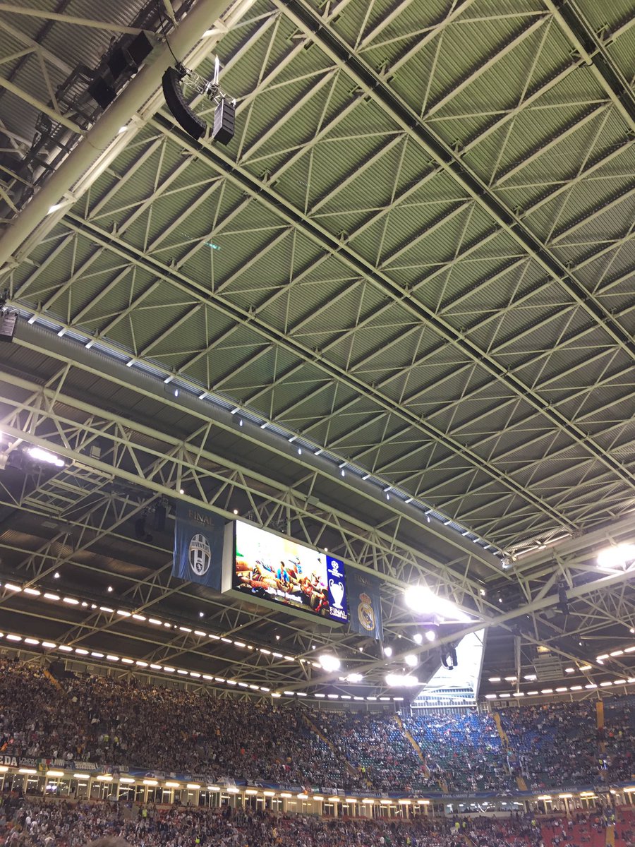 GliAutogol's tweet photo. Allo stadio di Cardiff hanno chiuso il tetto per contenere le smadonne di Gigi #Buffon 
#cardiffreport https://t.co/ahNeRtULqJ