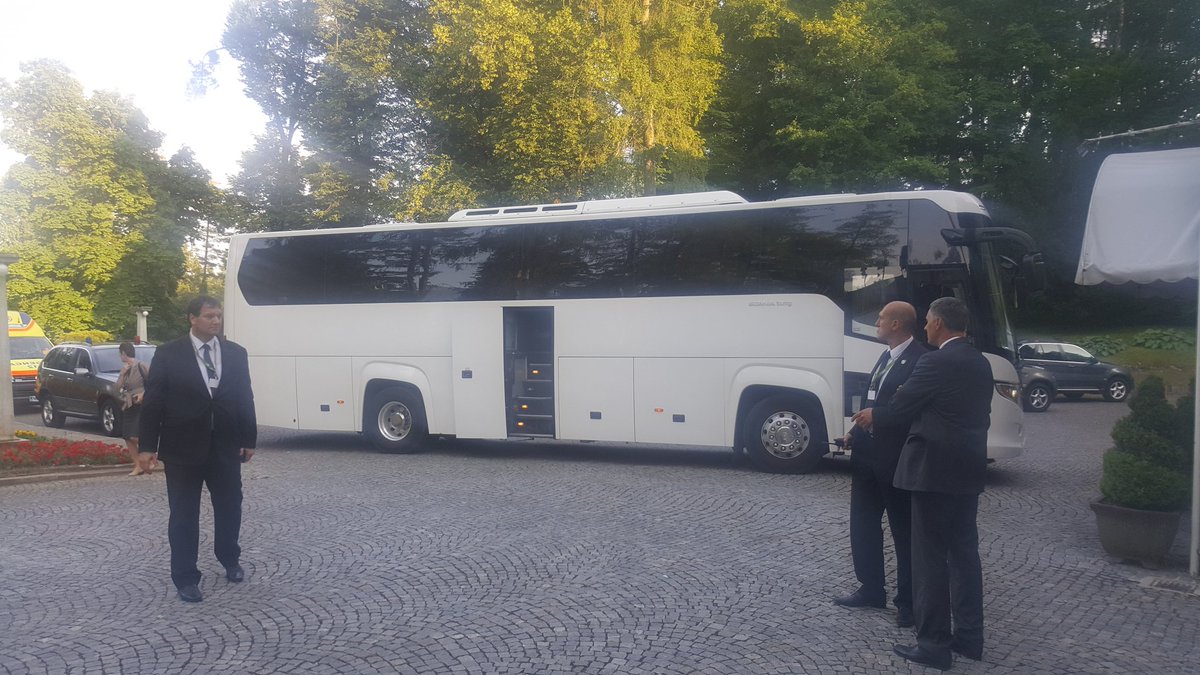 IJoveva's tweet photo. Voditelji pravkar prispeli na Bled. Vsi skupaj, s temle avtobusom. :) Zdaj pa na vecerjo. #BrdoBrijuniProcess https://t.co/Quh94LxkWj