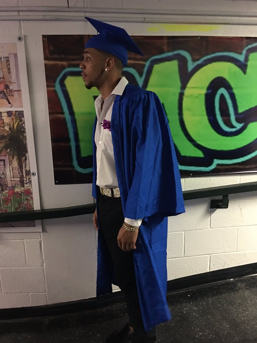 cerisme16's tweet photo. On my way 💯💦graduation #2017👨🏽‍🎓 https://t.co/VEgVrie6ov