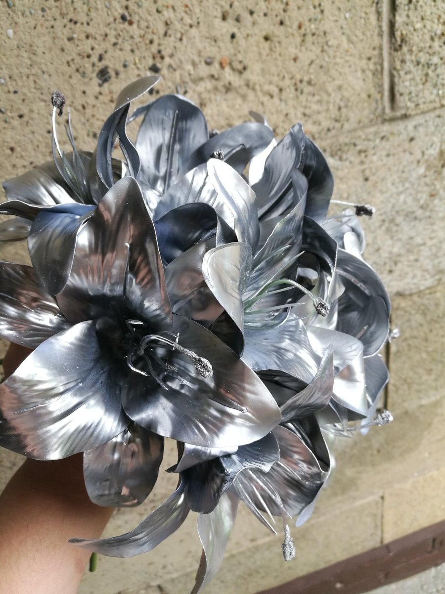 BelloDayz's tweet photo. A stunning transformation as we created a bespoke centrepiece for our happy couple #lillies #flowers #roses #handsprayed #Ayrshire https://t.co/nE1r8JEJKl