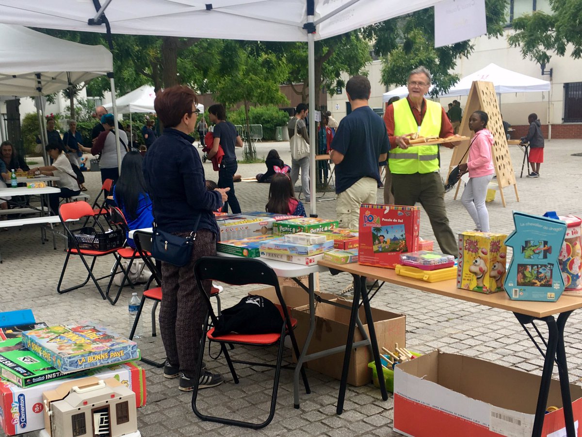 Très belle #FeteDuJeu organisée aujourd'hui place de la Garenne à #Paris14 par Florimont et ses partenaires. Rires, plaisir et bonne humeur.