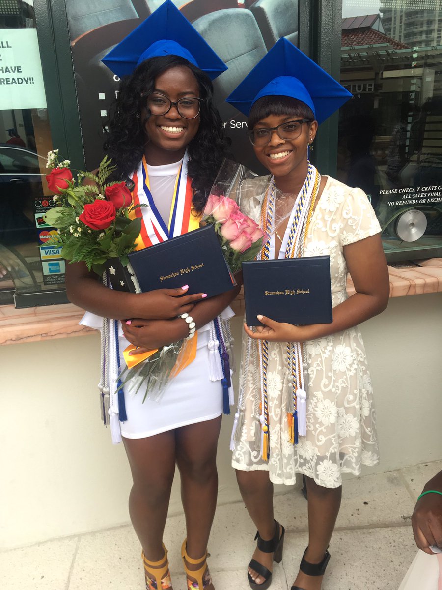 nottayhi's tweet photo. we so cute 😭👩🏽‍🎓 https://t.co/3gYXiPuBN8