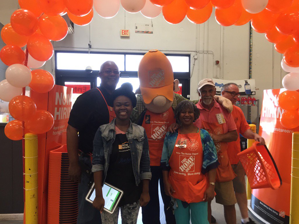 Everyone wants a photo opp. with the Big Guy!!😃