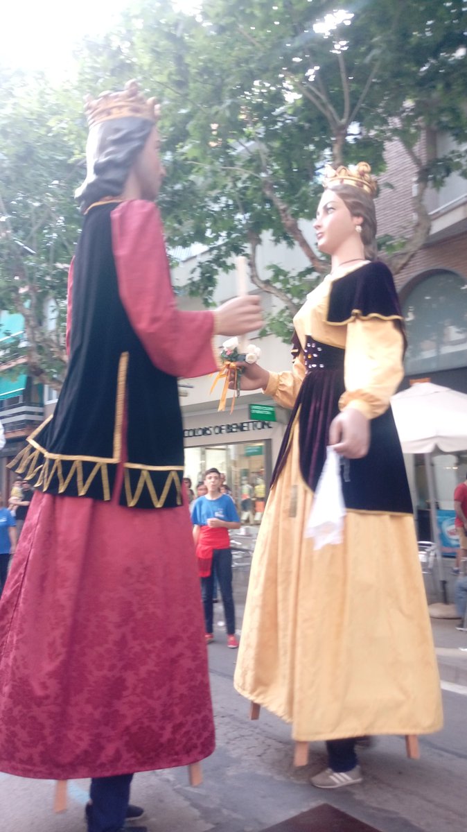 DeBolitPremia's tweet photo. Ja som a la plaça i ara les colles faran una mostra dels balls. La cercavila ha anat molt bé #Rebombori17 https://t.co/2DQzbq9caT