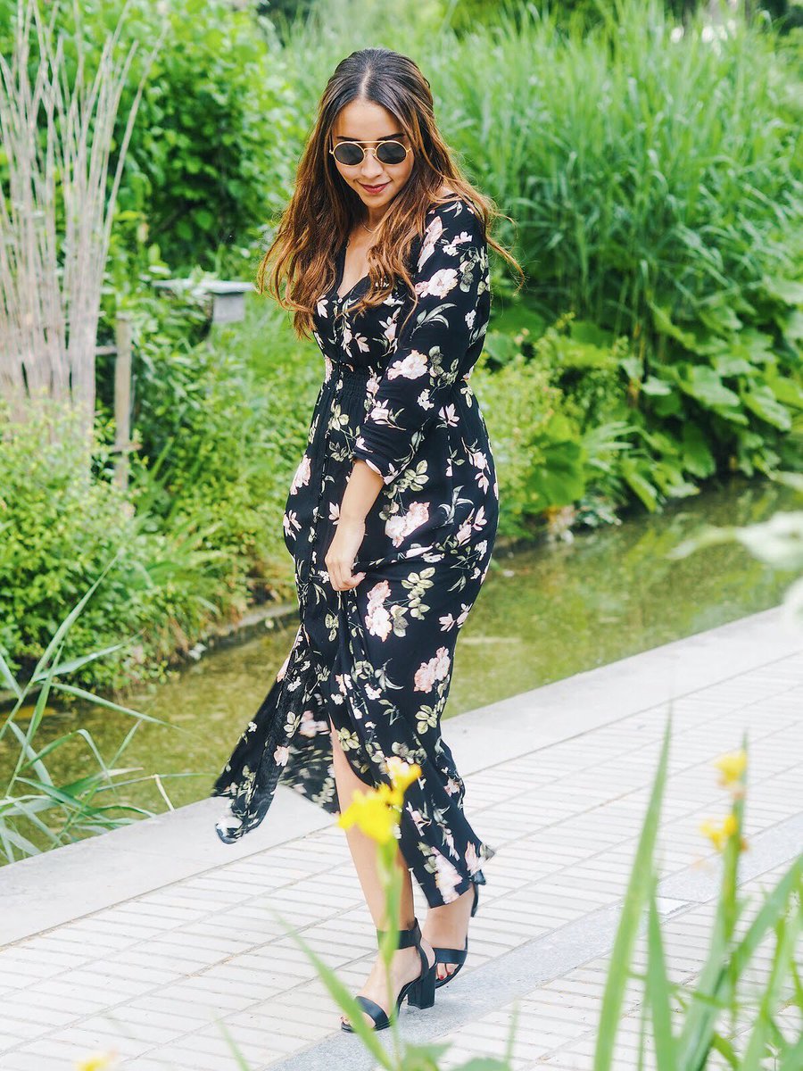 EmyPerrier's tweet photo. Maxi floral dress on the blog 🌹 🌺🌸 => https://t.co/bc6vErHJ7q https://t.co/wlhsibLQOG