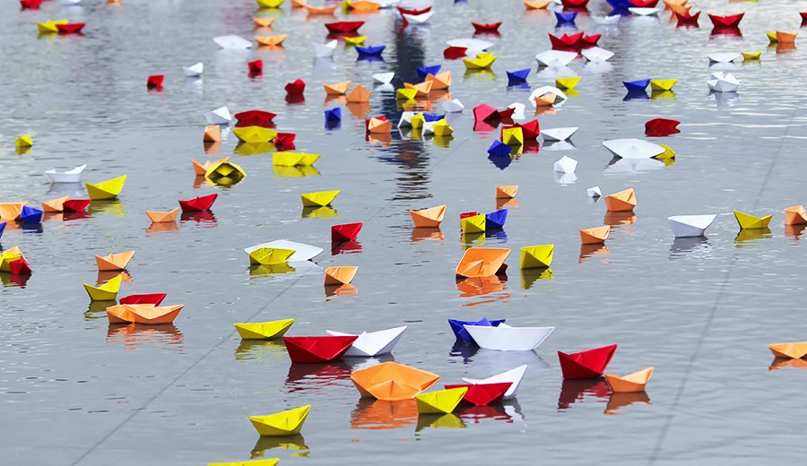 PavesBordelais's tweet photo. Quand 12 446 petits navires en papier viennent colorer le Miroir d'eau de @Bordeaux. Un moment magique imaginé par l'artiste Alice Viale. https://t.co/tLV7C2iLCz