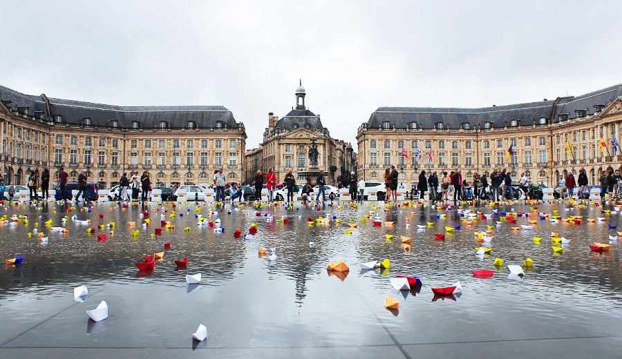 PavesBordelais's tweet photo. Quand 12 446 petits navires en papier viennent colorer le Miroir d'eau de @Bordeaux. Un moment magique imaginé par l'artiste Alice Viale. https://t.co/tLV7C2iLCz
