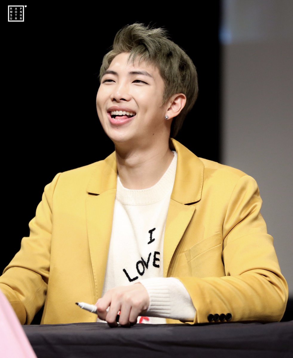 Moonwalkingbae's tweet photo. cutiiiie💕

Namjoon is such a good artist and person #BTSWEEK https://t.co/CmVRYORF5v