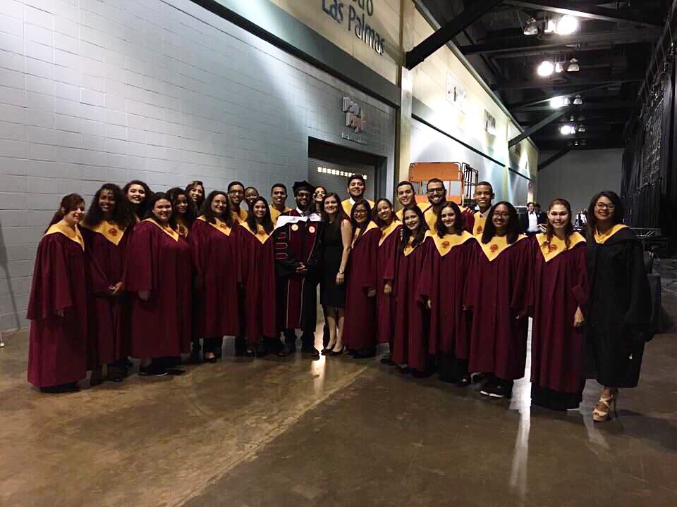 CoroUsc's tweet photo. Ayer tuvimos la dicha de cantar en la graduación, ante Robi Draco Rosa. ¡Qué honor!
#GradUSC17 #SagradoEdu #CoroUSC https://t.co/BI30OojZuX
