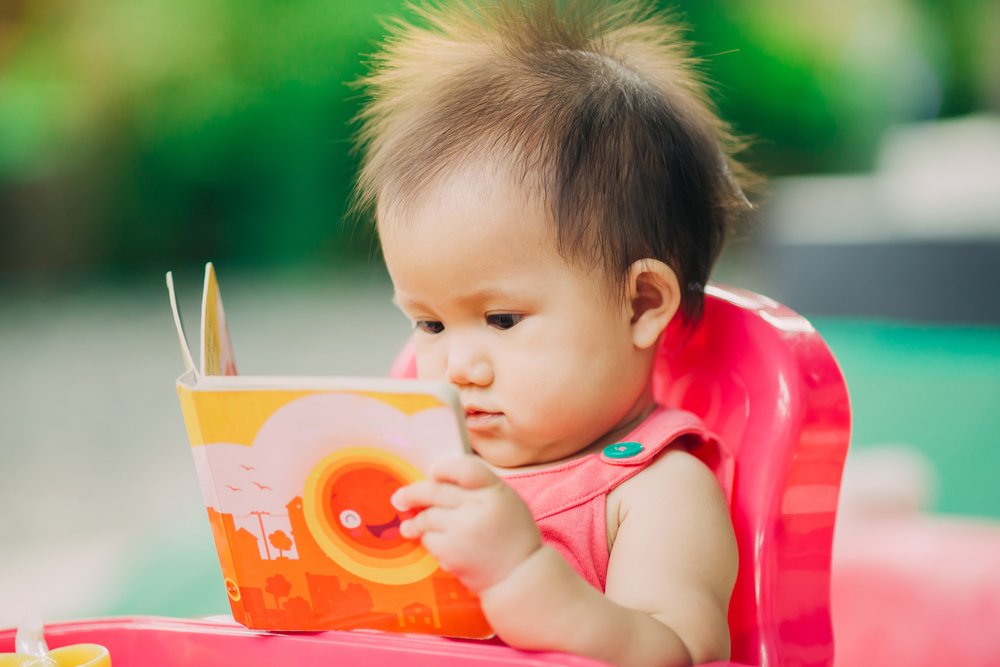 ZEROTOTHREE's tweet photo. Developing literacy skills begins at birth! Learn how adults play an essential role in preping children for success: https://t.co/fsOJMw3j9c https://t.co/CxVw3TMRiq