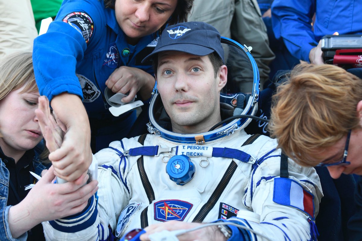 parisairshow's tweet photo. @EmmanuelMacron félicite @Thom_astro et lui donne rdv au @salondubourget. Rvd donc dans 2 sem #theplacetobe #avgeeks https://t.co/GzBzoeVM1g https://t.co/mXZWFjo7Y4