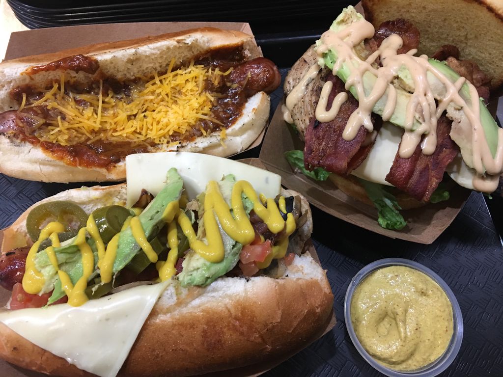 JerrysDogsCM's tweet photo. What are you doing for lunch today? #Lunchtime #chicken #bacontastesgood #saturday 🌭🍔 https://t.co/4CLiwFWJMF