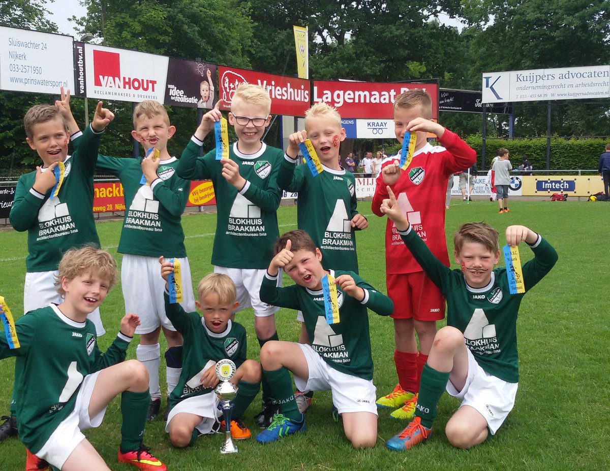 angeliquesuker's tweet photo. 3e plaats Eemdijk J09-1 bij toernooi nsc Nijkerk https://t.co/RUmj5J9bAC