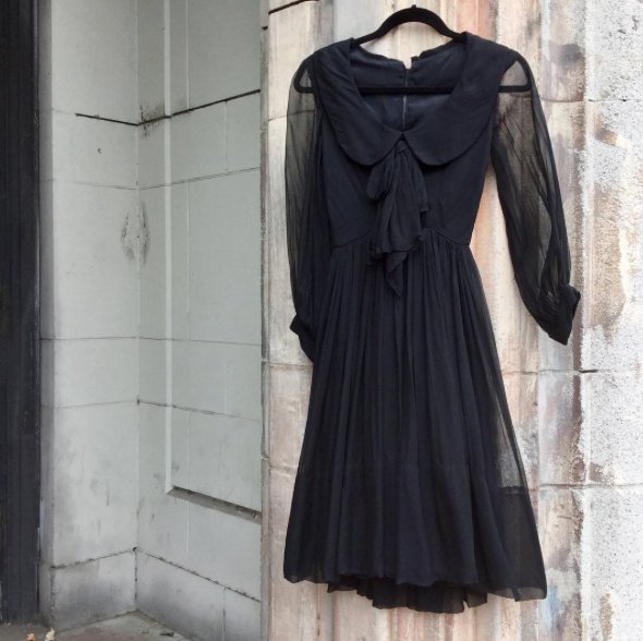 SHAREENdotcom's tweet photo. Sweetheart- Size Small- $98
#shareendotcom #shareendowntown #vintagedress #blackdress #chiffondress #LBD https://t.co/Vi9iOF7N7I