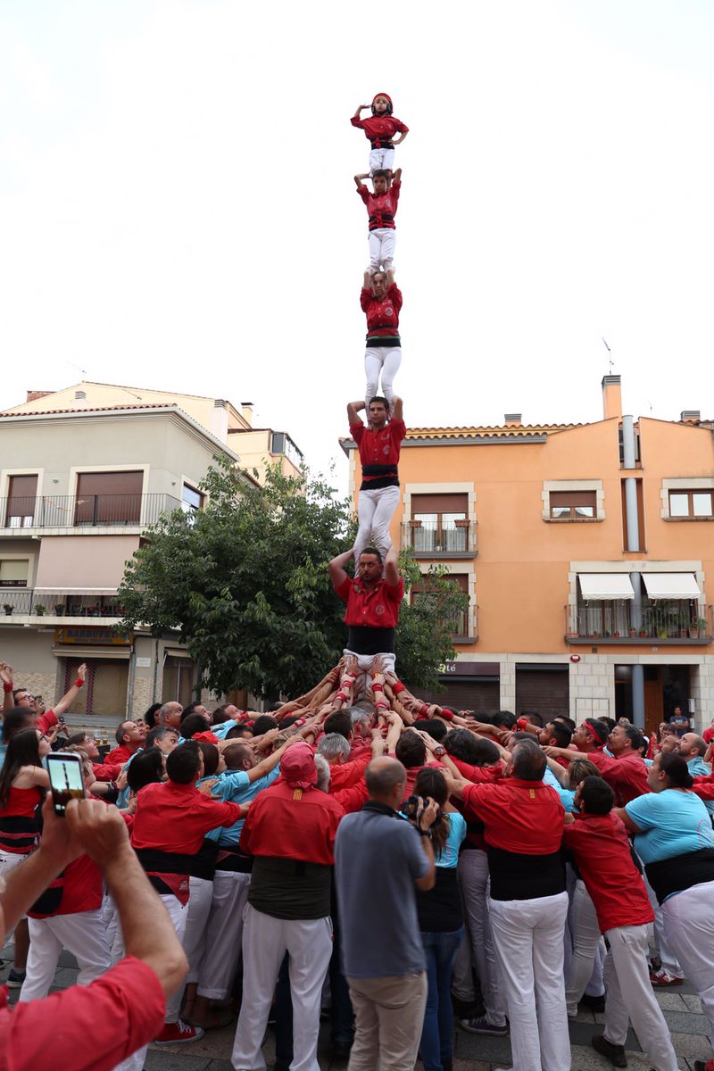 JovesValls's tweet photo. A ronda de pilars, descarreguem el primer pilar de 6 d'aquesta temporada! #Castellers https://t.co/w8Fo5Ii4px