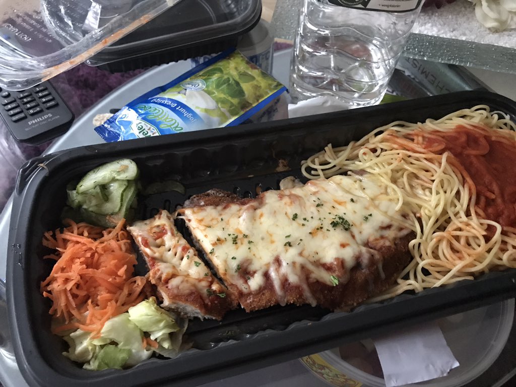 BeachMissingBee's tweet photo. Verdiente Stärkung 💪🏼 😍😍😍😍 #SchnitzelItaliano #brokkoliecken #schnizz #lecker #hundinervtgeraderum https://t.co/qZ9k9UC6bW