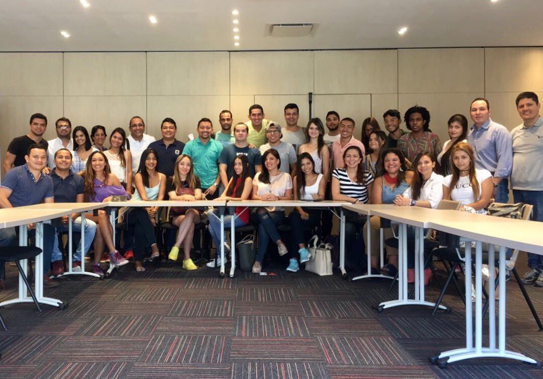 marce_lp's tweet photo. Qué gran tiempo el de hoy en #DosisDigital con los Ministros de Redes #MDR hablando de apps indispensables en #SocialMedia 😎
. https://t.co/HDlOmNWfsa
