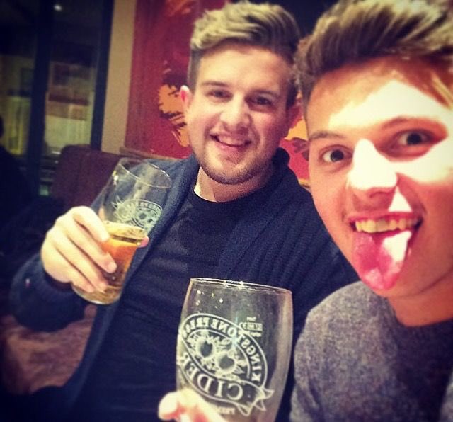 Phillips_Peeps's tweet photo. Sibling goals!!!😱💋 Sorta...little bit... #brofos #sorrybro #benphilips #ElliotGiles #bae #benisbae https://t.co/Mq42PVVO9x