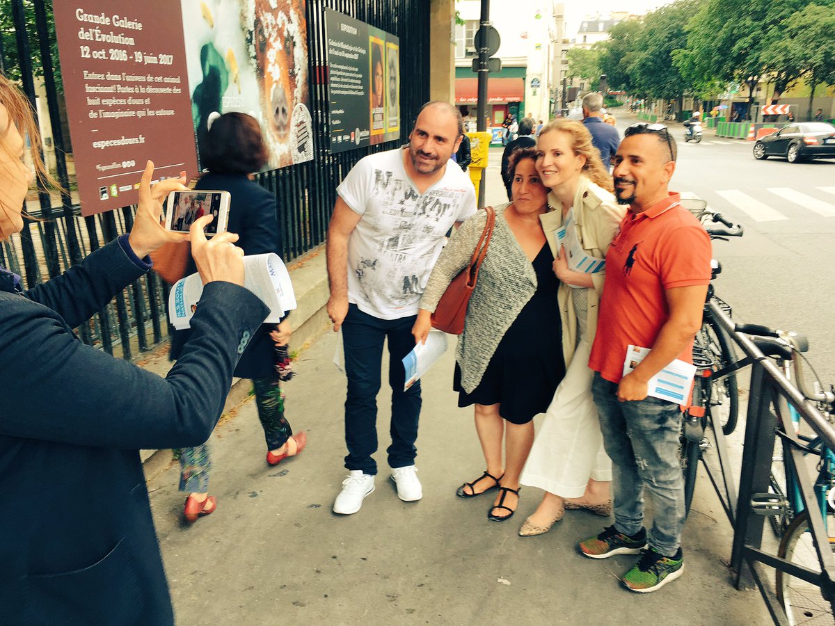 nk_m's tweet photo. Par grand soleil comme sous la pluie nous étions ce soir, comme tous les jours, avec mes équipes à la rencontre des Parisiens 🌞🌧👊🏼🇫🇷 https://t.co/BqEl7toRer