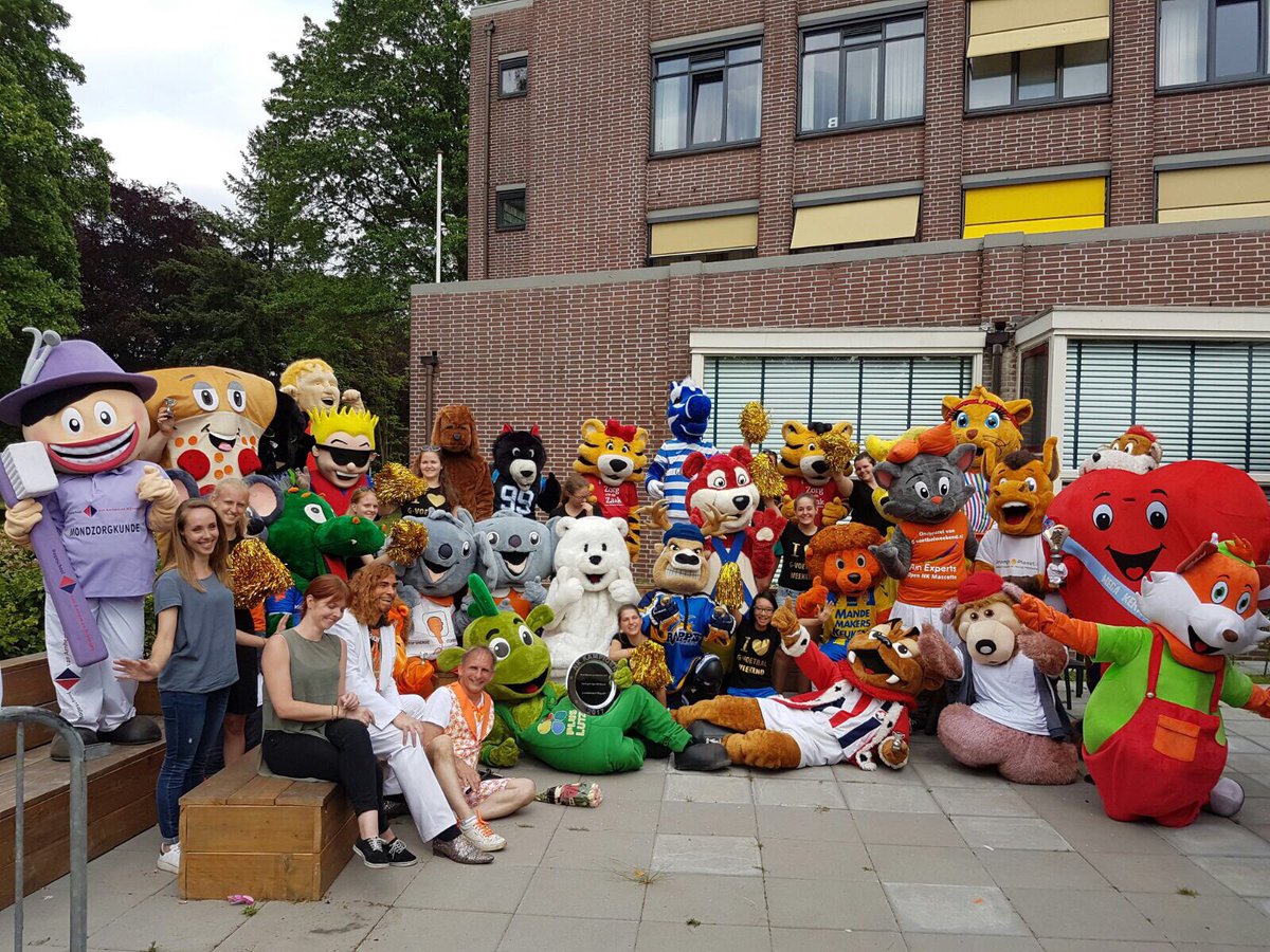 <a href="/lutzjes2/">PLUTZKE</a> Plutzke gefeliciteerd terechte overwinning! Geniet ervan geef de 🏆 een mooi plekje! <a href="/PlusLutzHeyhoef/">(voormalig) PLUS LUTZ</a> #nkmascotte <a href="/gvoetbalweekend/">G-voetbalweekend</a>