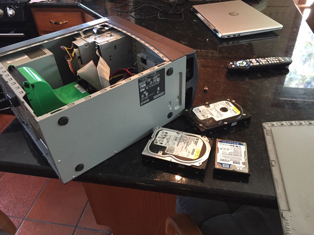 DblJerseyGirl's tweet photo. .@MayweeJerseyGrl would be so proud of me! #recycling #smashharddrives #ancientcomputers https://t.co/Ng4ikBZ9wl