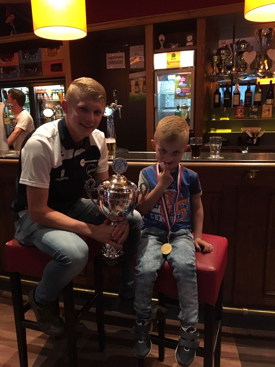 zvvb's tweet photo. De Bennebroekjes in café de Nabber met beker en medaille. https://t.co/d6dHDhRVET