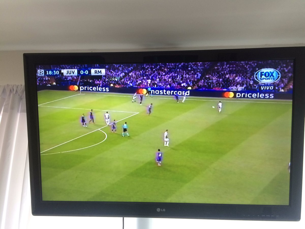 anibaladarme's tweet photo. Me parece que se lo morfa la JUVE #ChampionsxFOX https://t.co/wwCZQZreeH