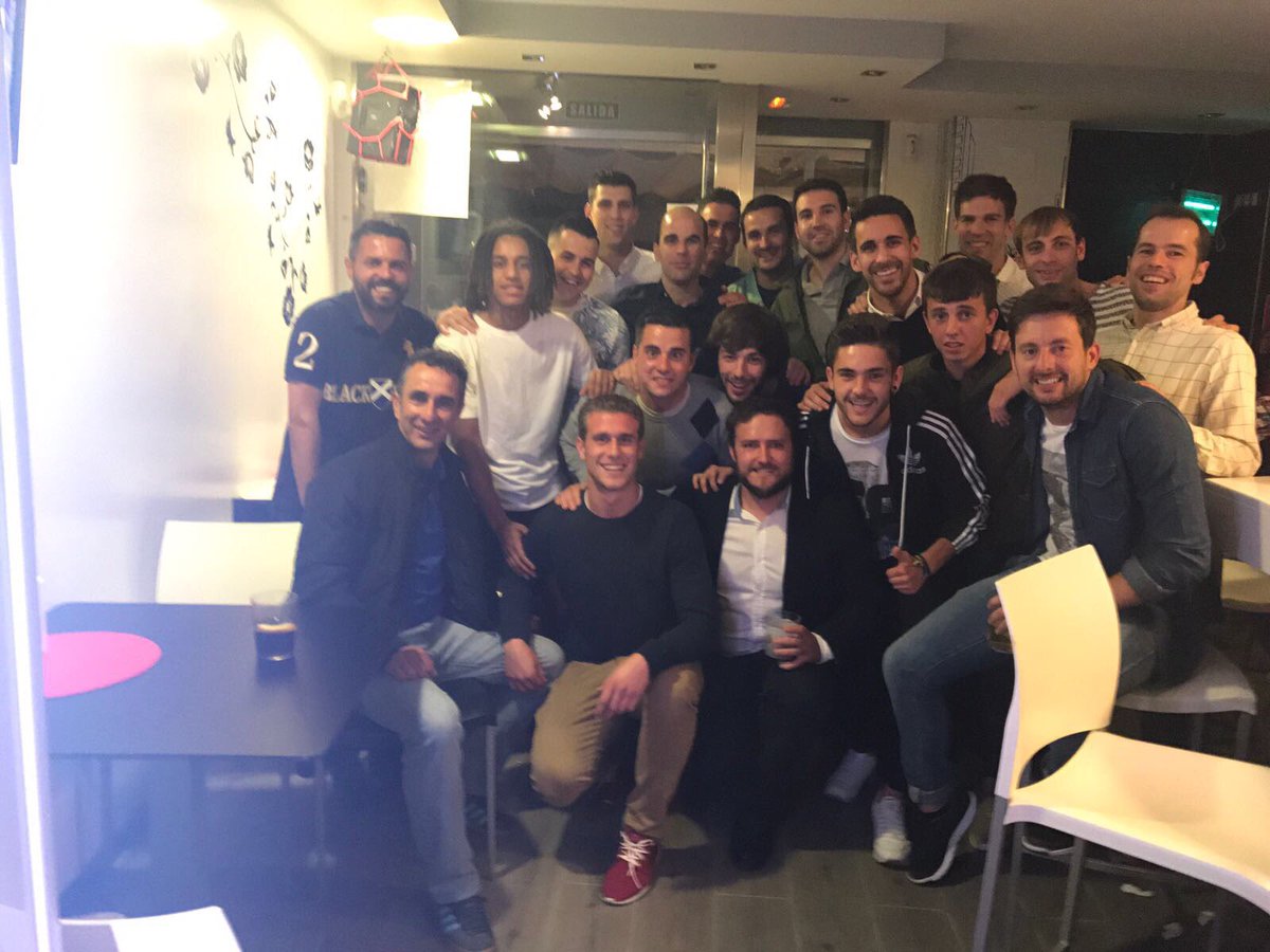 CDVillamuriel's tweet photo. Disfrutando de la cena de final de temporada y preparando la siguiente con mucha ilusión y ganas #VamosVilla #Volveremos 💚 #AhoraMasQueNunca https://t.co/H2CACRj8Mh