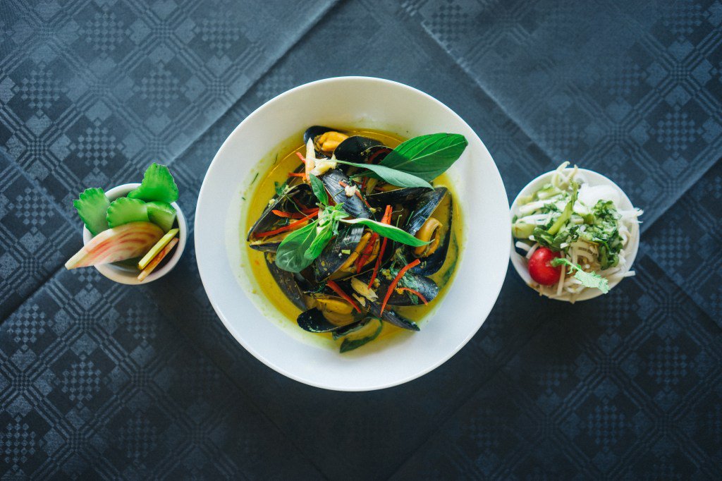 Green Curry of Mussels, Wild Ginger, Asian Vegetables and Sweet Basil… articuleat.com/2017/06/04/gre…