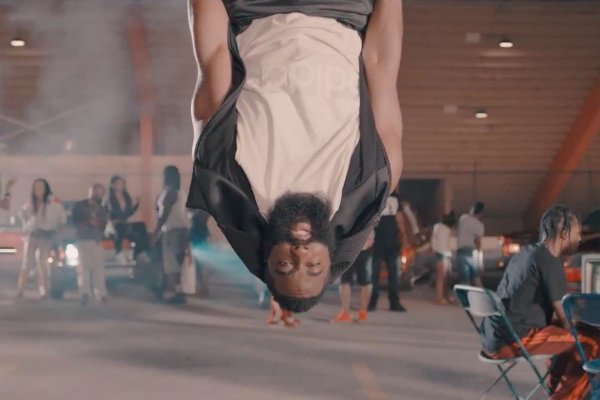 alderrx's tweet photo. New Video: Travis Scott “Way Back” | Rap Radar https://t.co/Wj5u62Dj2F https://t.co/ymxnb36iKm