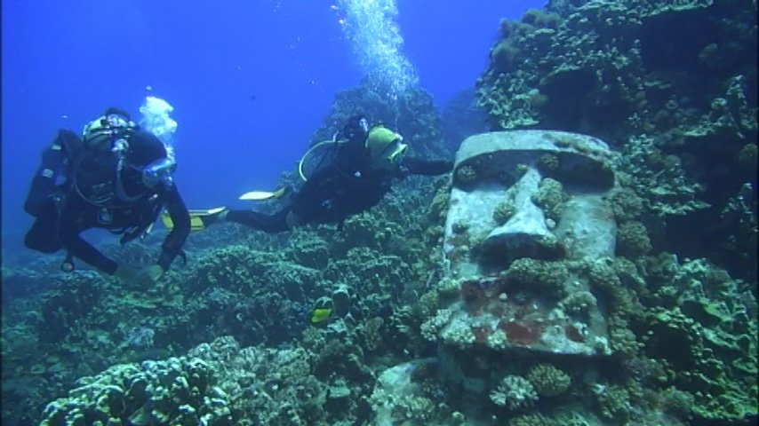 こちらは、イースター島の海中にあるモアイ！ でも、本物では