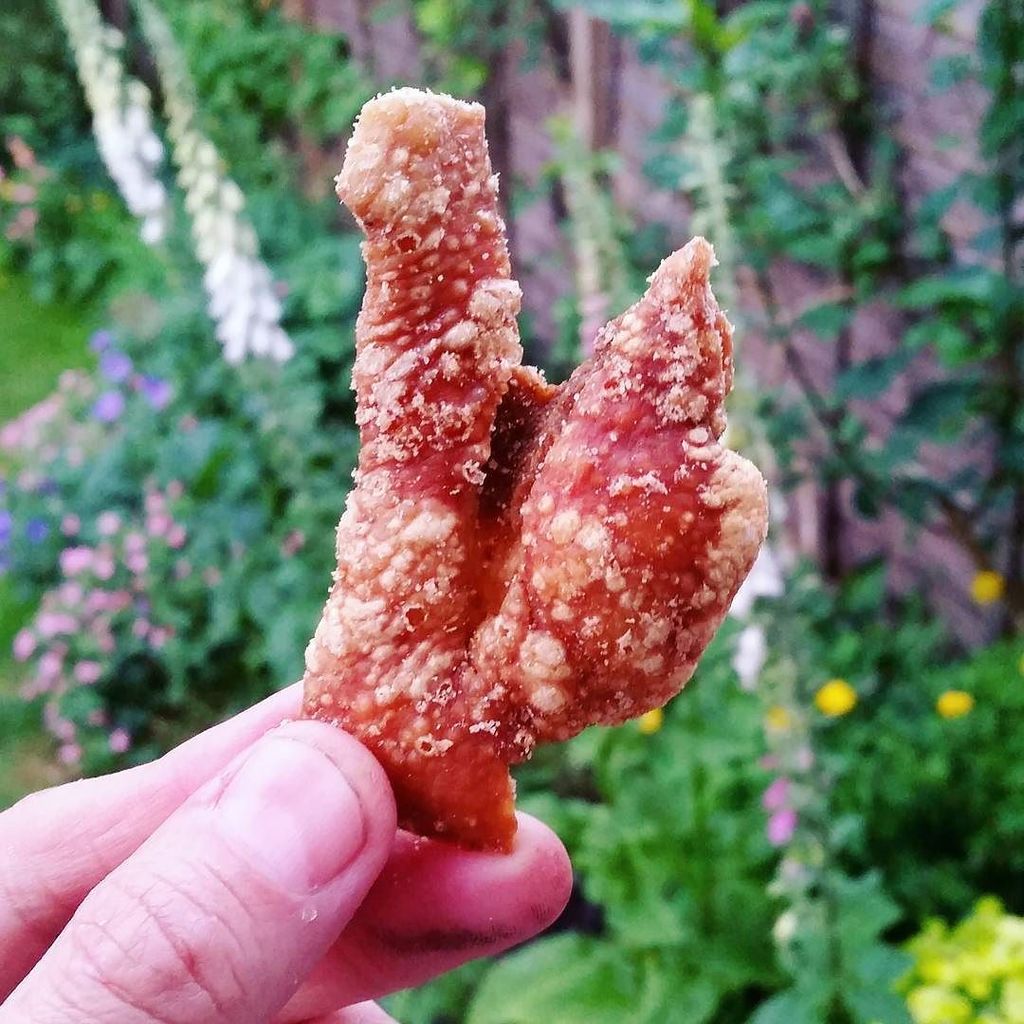 hairybarsnacks's tweet photo. The #aside of a #biggun from #raygray #porkscratchings #freegift from the nice people at #raygraysnacks @raygray_s… https://t.co/dpLhIwVctL https://t.co/JJkOhRCFD1