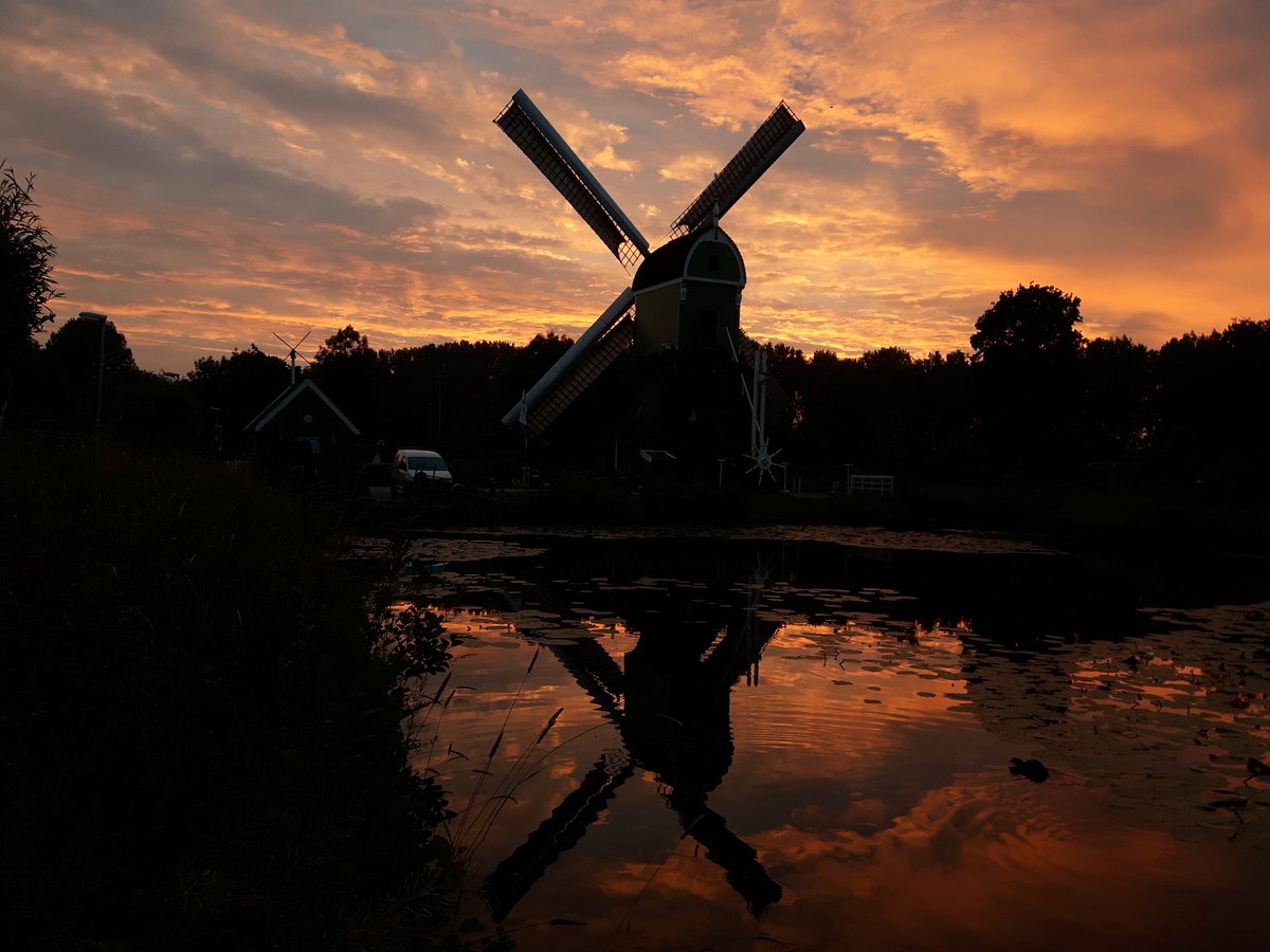 Beetje jammer en frustrerend dat de <a href="/Westmolen/">Westmolen</a> al uren stil hangt door de bomen/groene muur maar wel een mooie lucht zo!